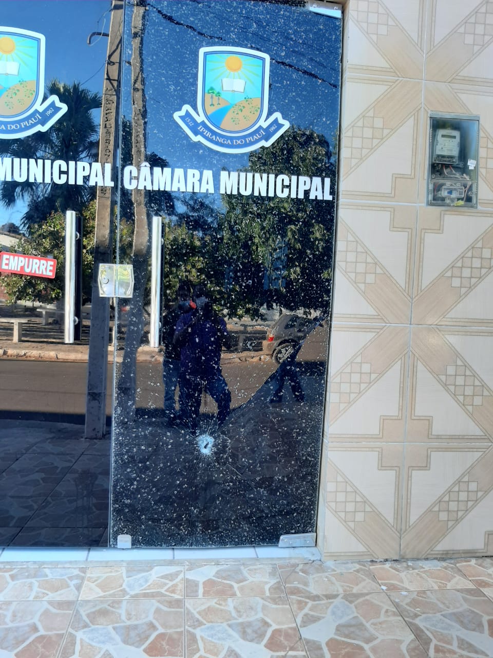 Vândalo (s) arrobaram a porta da Câmara Municipal