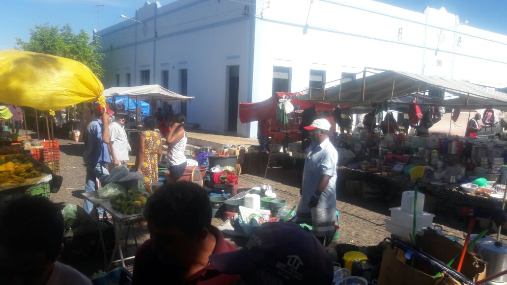 Vereadores fazem visitam a feira livre neste sábado